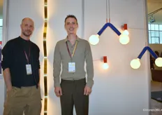 Ontwerper David Derksen (links) met Noah Brevet van Array, dat staat voor decoratieve en functionele verlichting. De eigenschappen van materialen, constructie, wiskundige principes en de mogelijkheden van moderne LED verlichtingstechnieken vormen de uitgangspunten van alle ontwerpen.